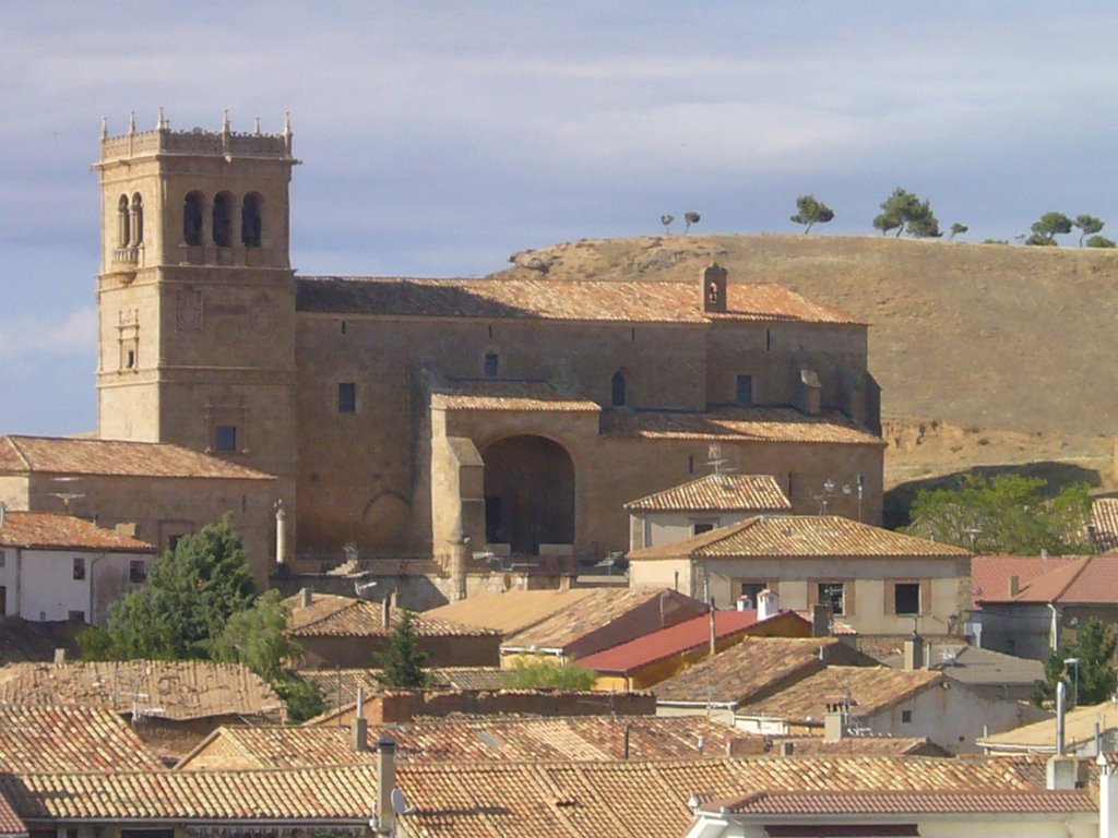 Vista De Morón de almazán con la iglesia gótico tardio siglo XVI by rh. antonio