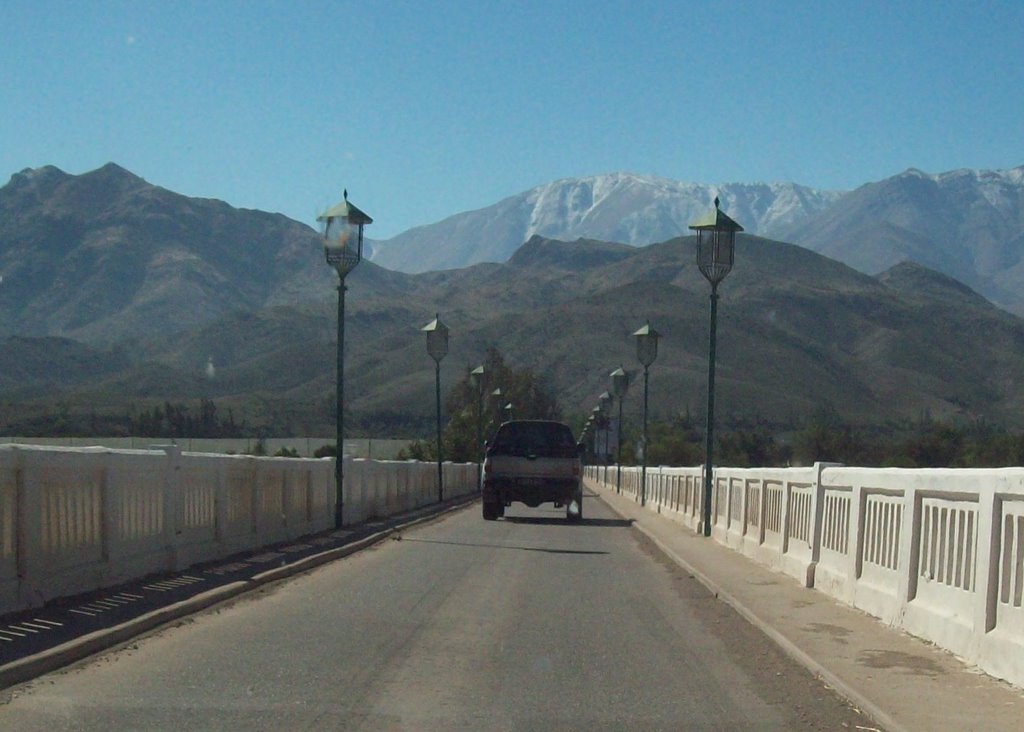 Puente entrada a Vicuña by César Pinto Sotomayo…