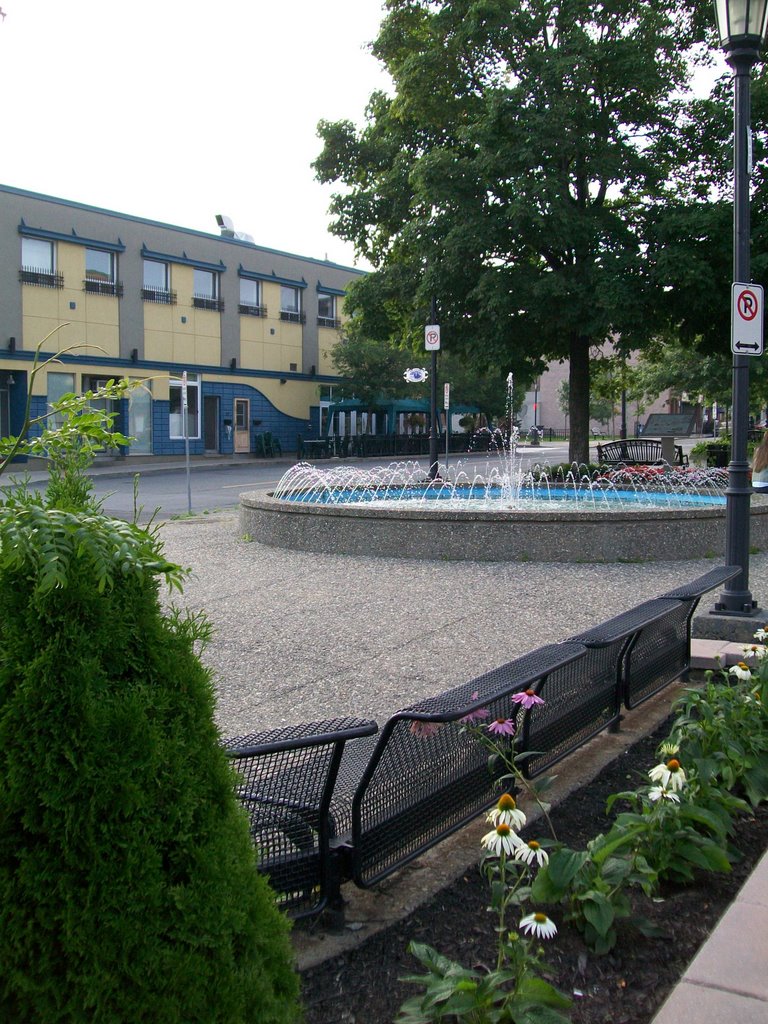 Fontaine et bancs au Marché Richelieu -Sorel 2009 by jameslx