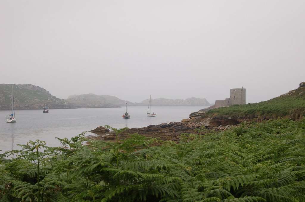 Cromwell's castle in mist by PaulWhite