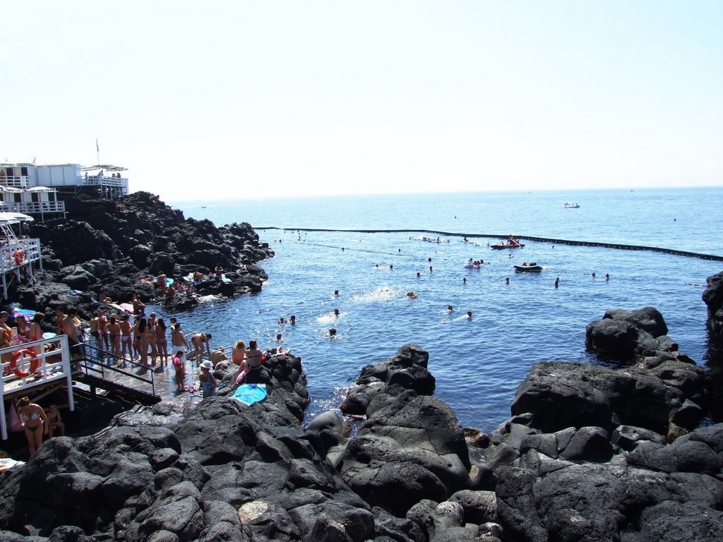 Scogliera Aci Castello-Sicilia-Italy-Castielli_CC0_HQ by gnuckx