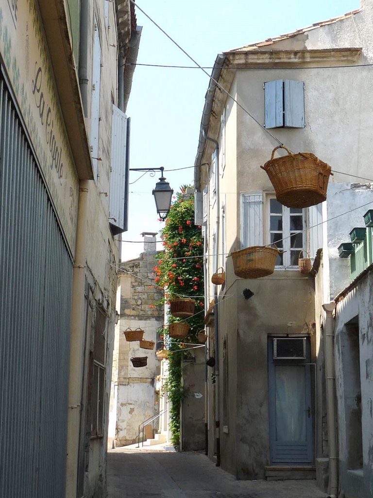 Une rue de Vallabrègues (Fête des vanniers) by Jackie Gomez-Blasco