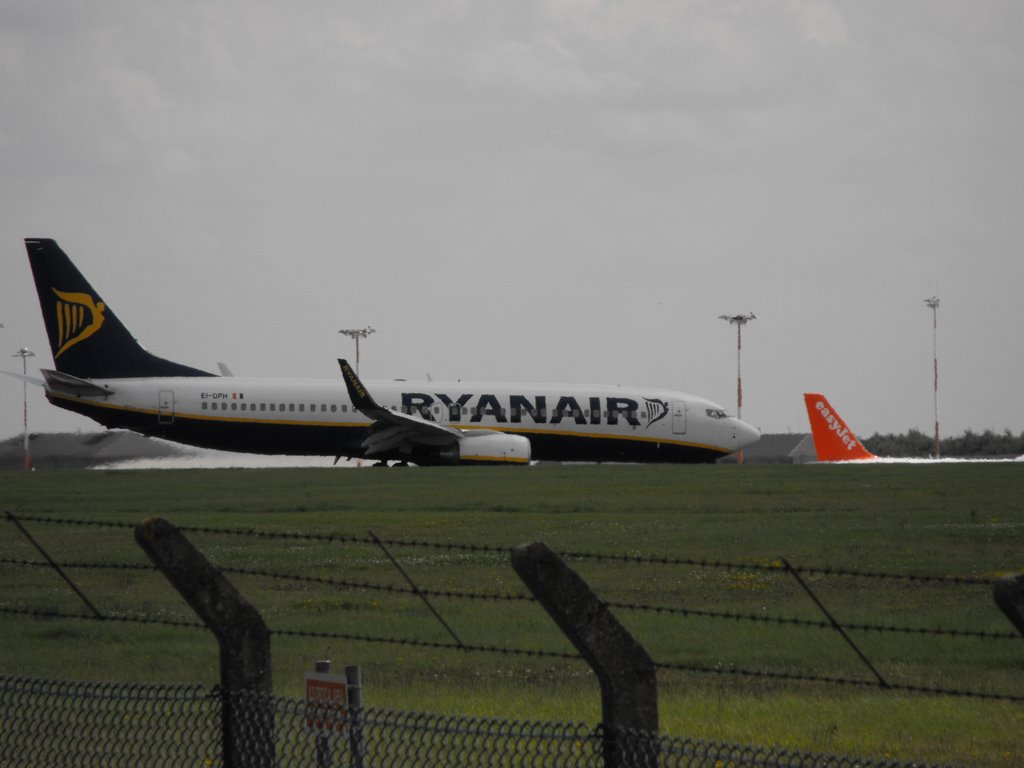 Ryan Air 737 8AS by scotrig