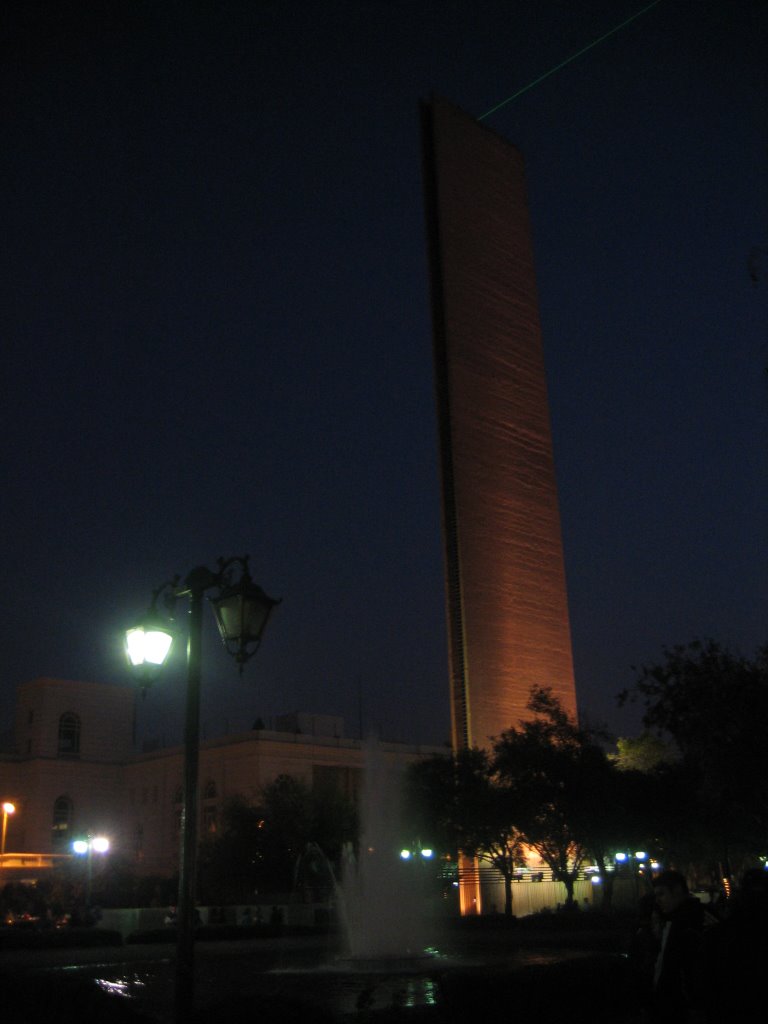 Faro Del Comercio De Noche by ozlpuent