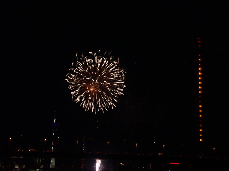 Oberkassel - Feuerwerk 2007 by Harry Meschke