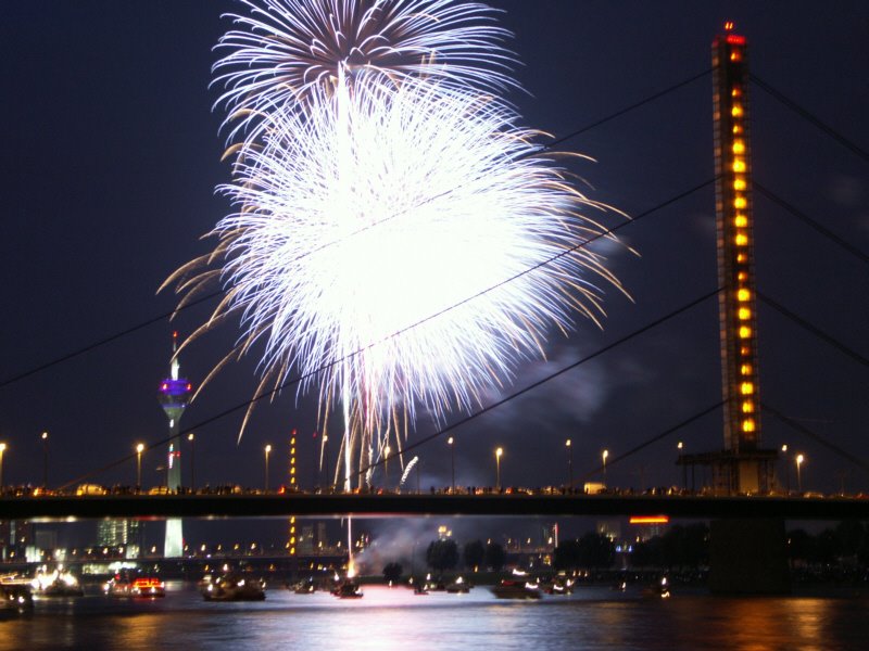 Oberkassel - Feuerwerk 2007 by Harry Meschke