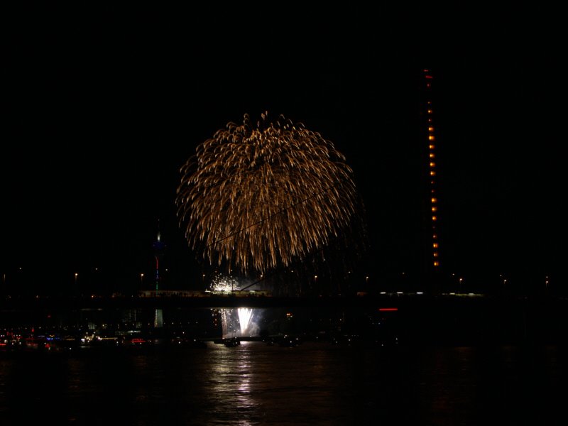 Oberkassel - Feuerwerk 2007 by Harry Meschke