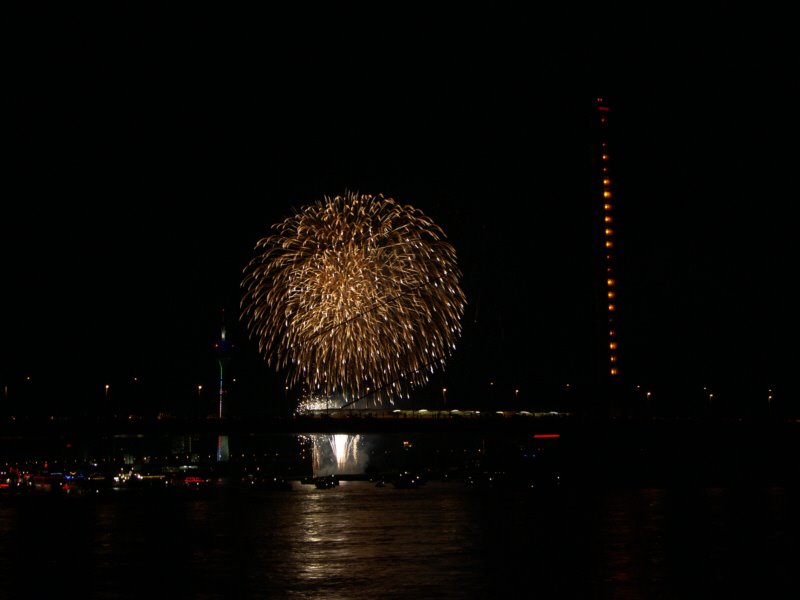 Oberkassel - Feuerwerk 2007 by Harry Meschke