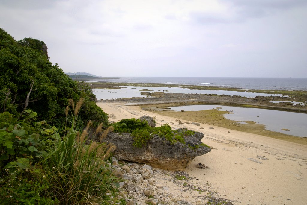 Hanashiro Beach, Gushikami, Okinawa. by Hidetaka Furuichi