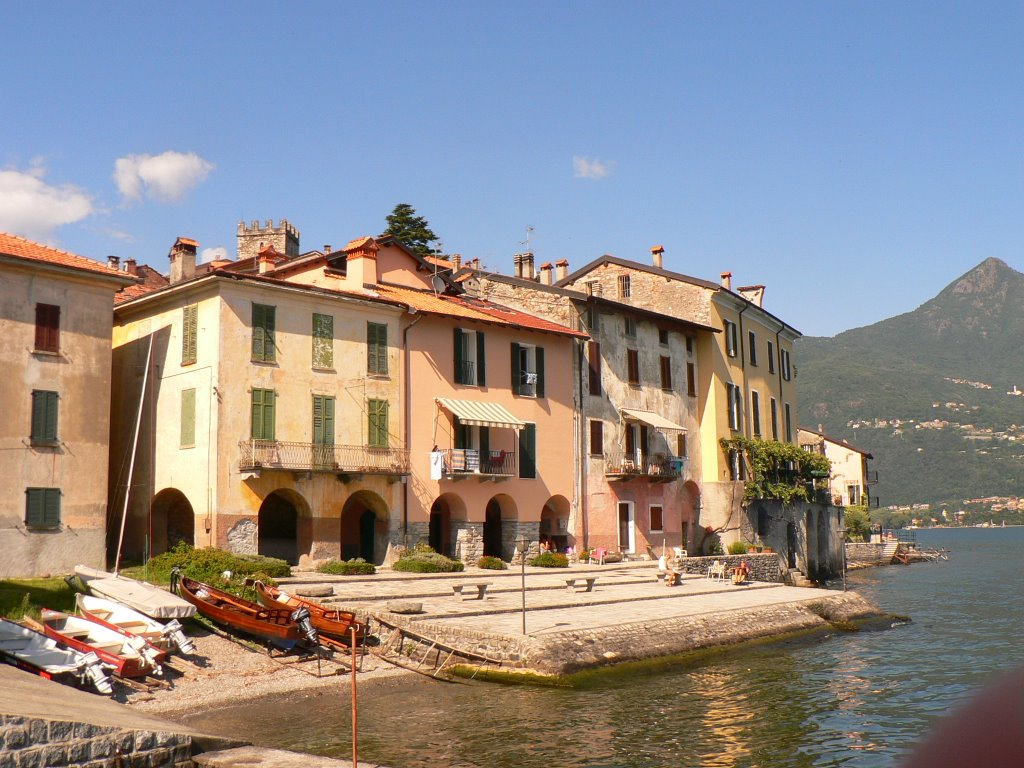 Il borgo sul lago by aniello bizzoco