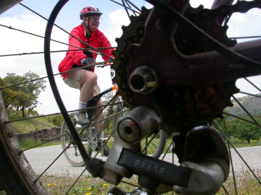 Ciclista tras la rueda by Javier Gorostiza