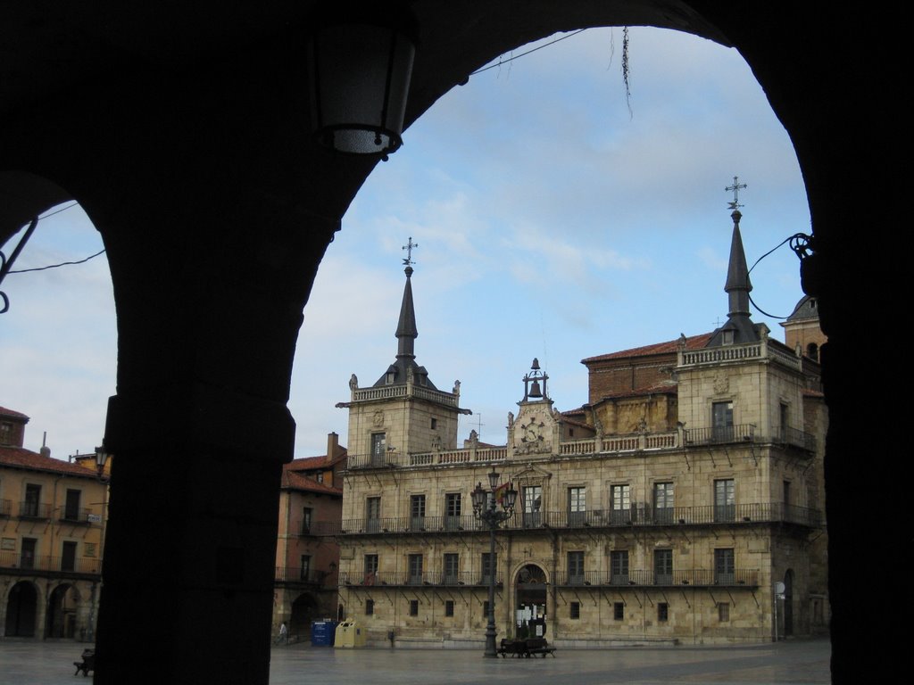 PLAZA MAYOR. LEÓN. SPAIN. by carlos cuerda damas