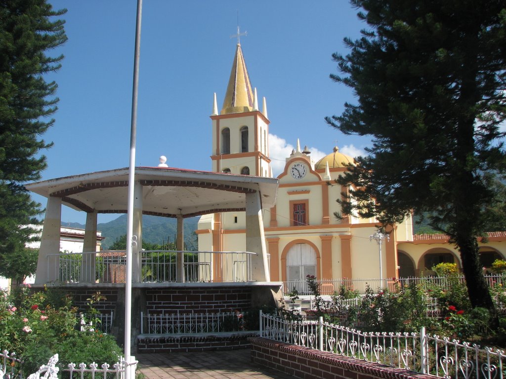 Quiosco y templo en Barranca del Oro by Pablo A Rodriguez P