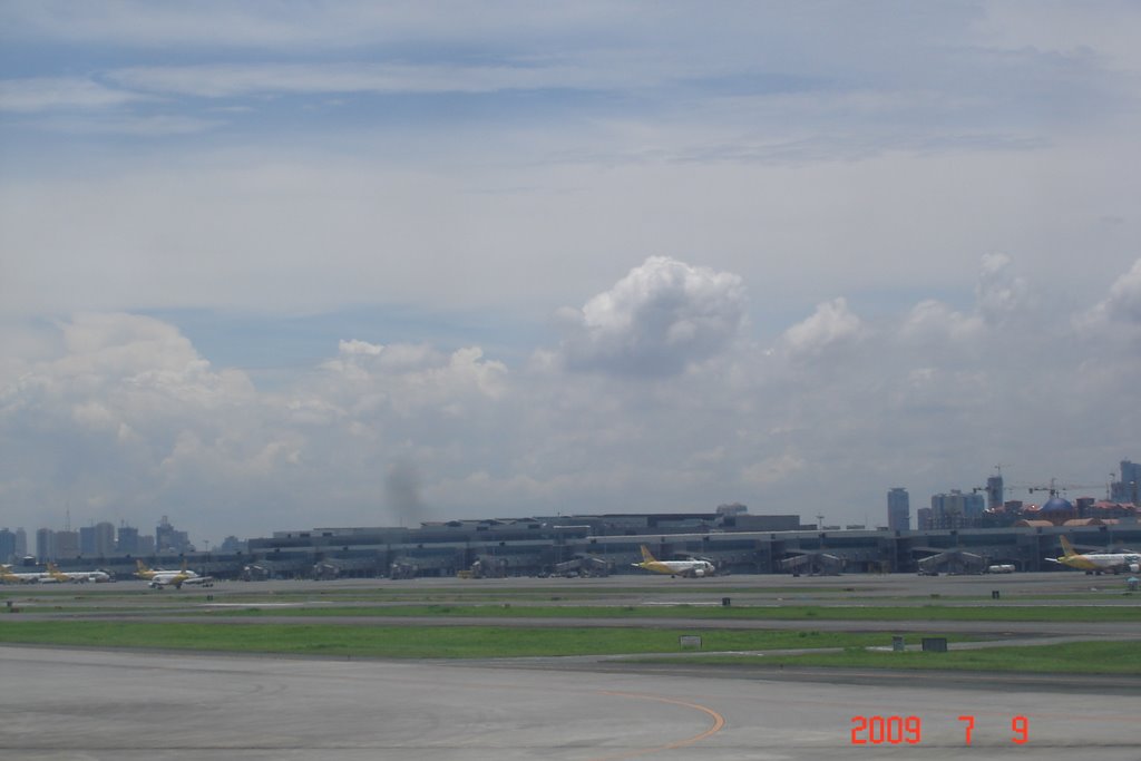 Taxiing in NAIA by jowendell