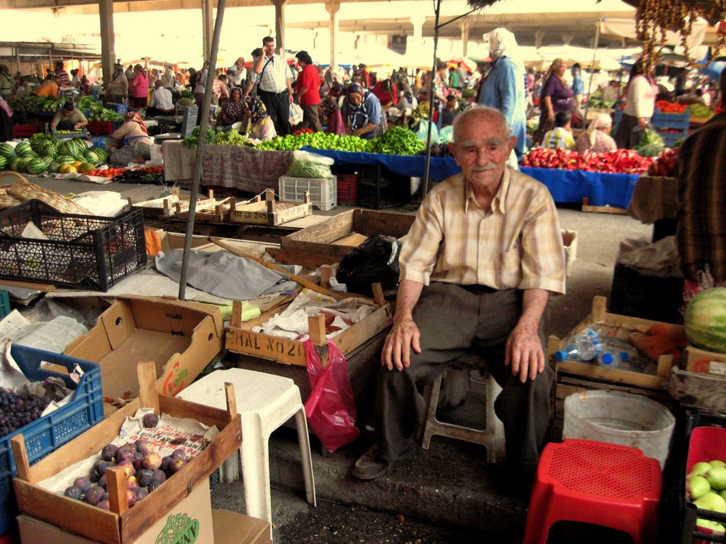 Feigenverkäufer auf dem Basar von Manavgat by Angelofruhr