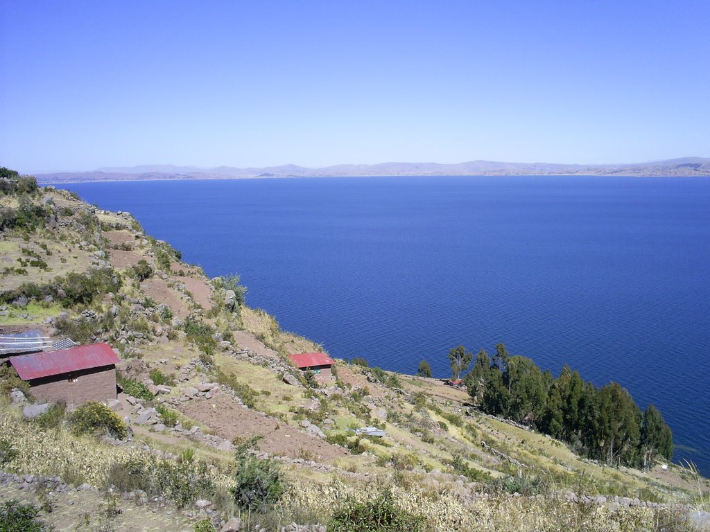 Isla de Taquile, vista desde arriba (3), 2006 by hemogk