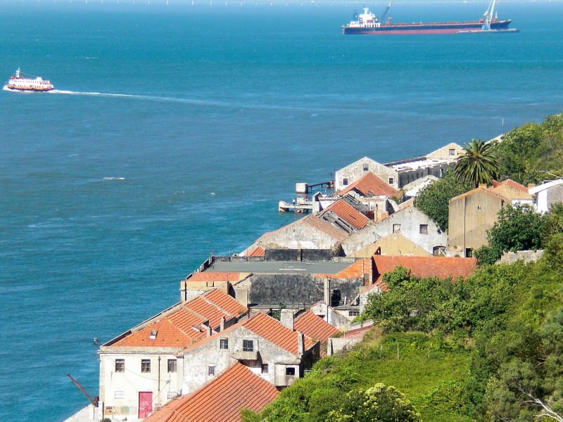 O Ginjal lá em baixo - Almada - Portugal by zita madeira