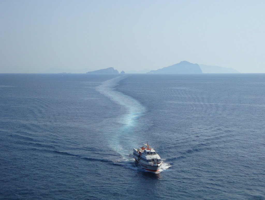 ISOLE EOLIE - Stromboli (la scia) tra Basiluzzo e Panarea by © Salvo Cannizzaro