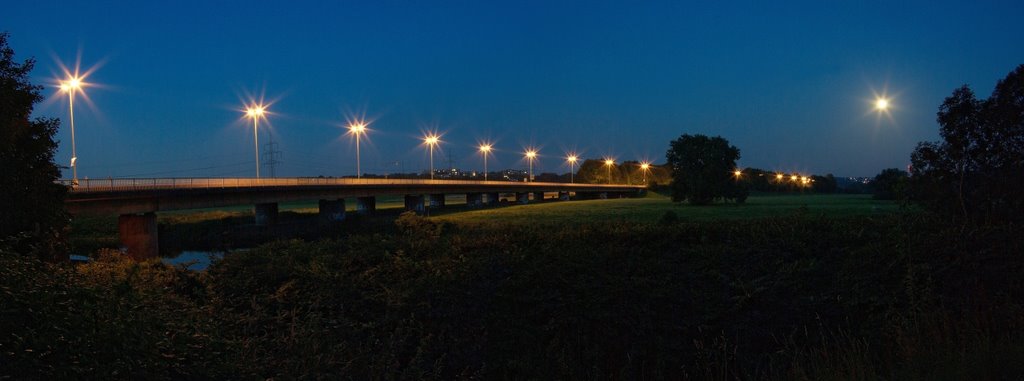 Konrad-Adenauer-Brücke in abendlicher Beleuchtung (04.08.2009) by Roland Schroth