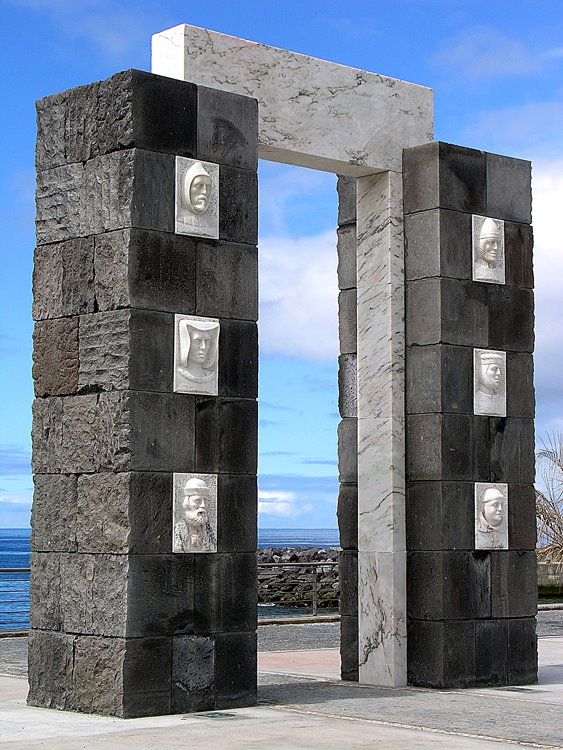 Monumento ao povoamento da ilha de S. Miguel - da autoria do escultor açoriano José Carlos Almeida by Eduardo Wallenstein