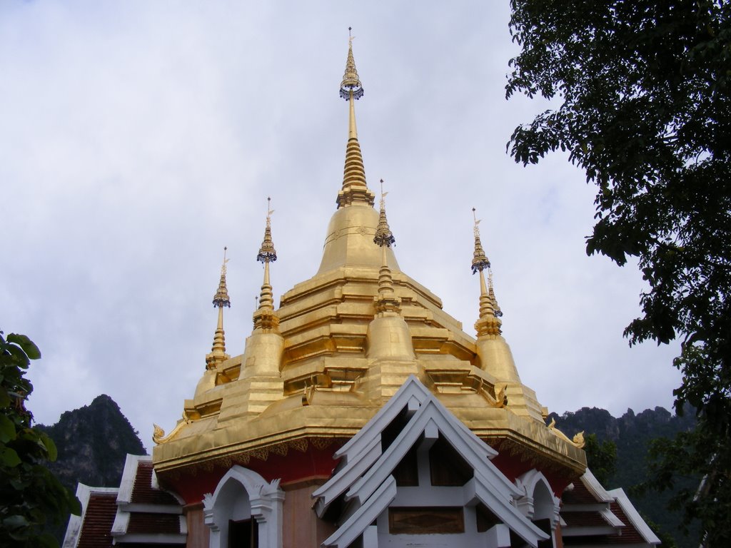 Wat Chalerm Phrakiet Stupa by pr8ngkiet