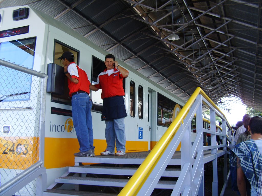 Tren con destino a Heredia desde la estación en San José by Johnny Montero Corde…