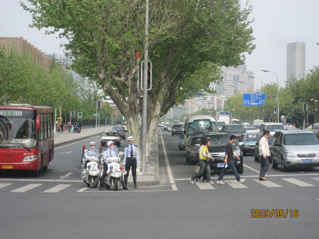 大连一道风景线——中山路上长春路道口正在岗位的大连女民警 by zhangnini