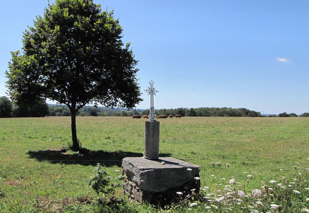 Saint-Just-le-Martel : croix de croisement de routes by macrobert