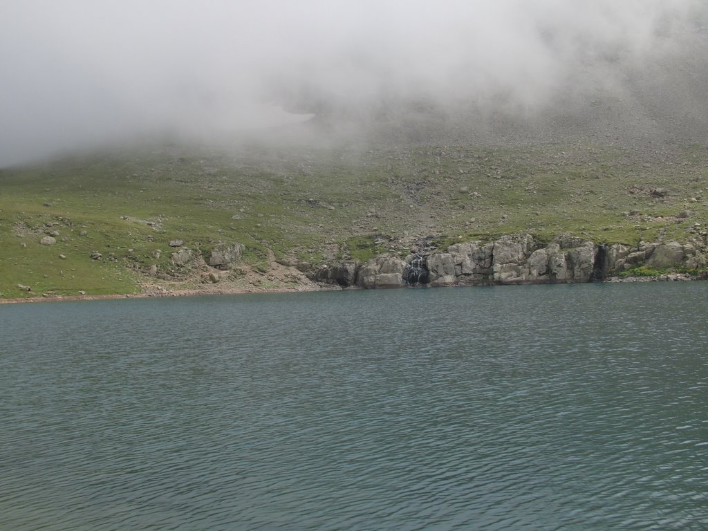 Çakır gölü,Camiboğazı,2340metre. by Ilhan Parçalı