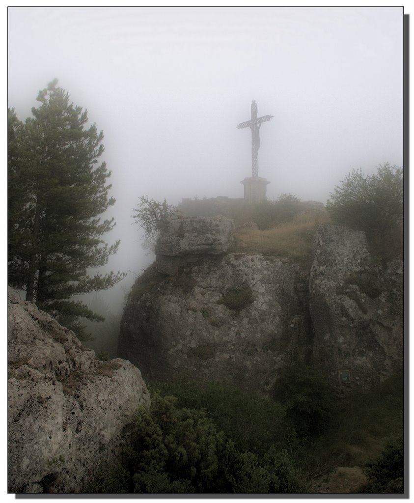 Le Caylar, calvaire dans la brume by Foetal