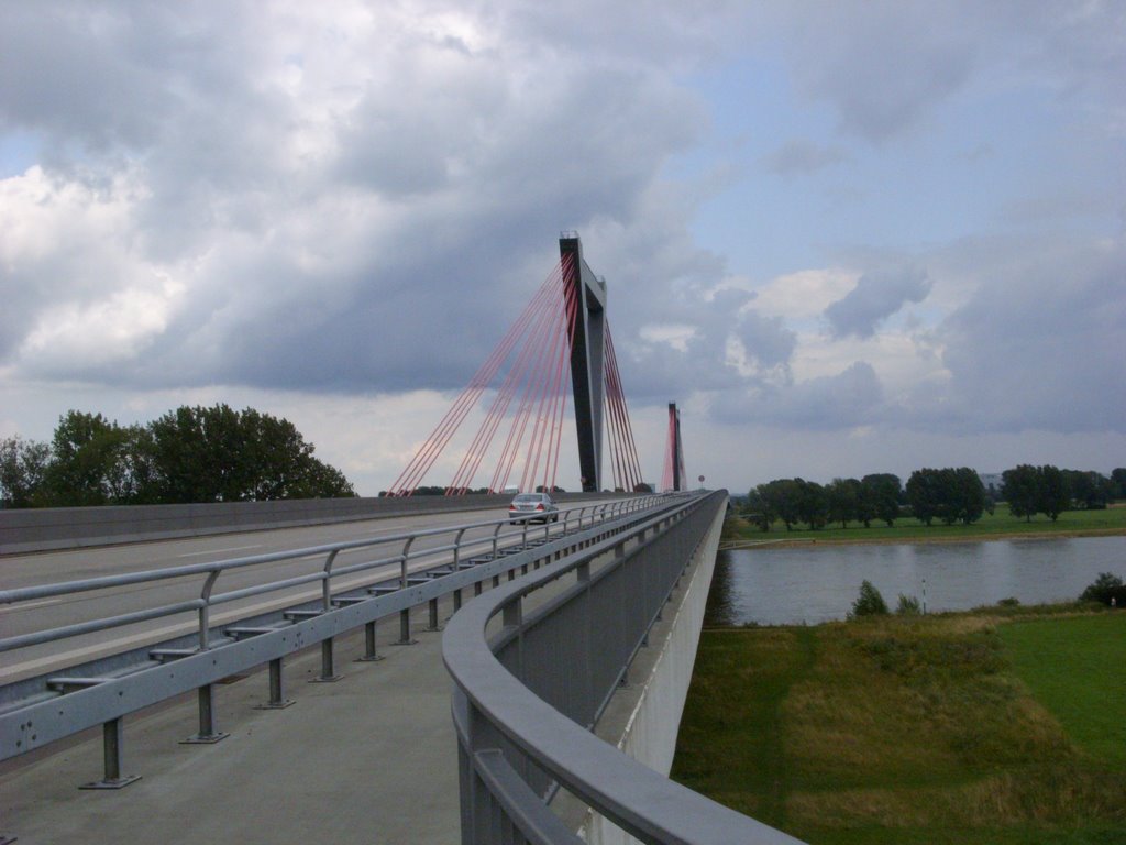 Flughafenbrücke by Frank Leuchtenberg