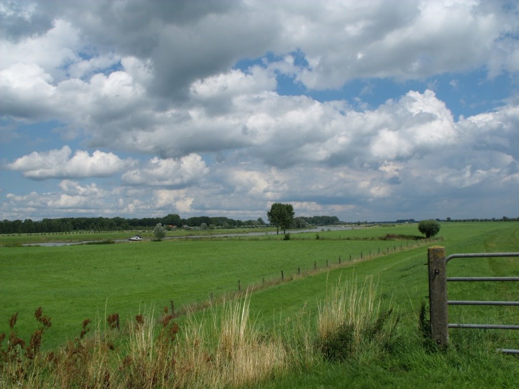 Uitzicht over de IJssel by Peter IJmker