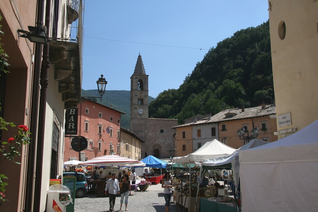 LEONESSA - LA PIAZZA CON IL DUOMO - by tony1946