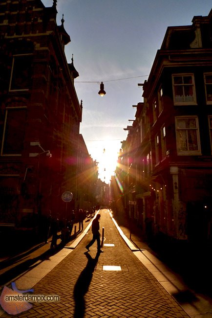 Oude Hoogstraat by amsterdampix