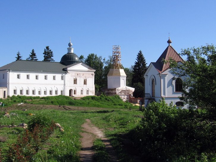 Вид на северное крыло монастыря by FalconVS