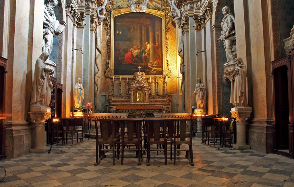 Inside Cathédrale Notre-Dame-du-Puy de Grasse by Finn Lyngesen flfoto.dk