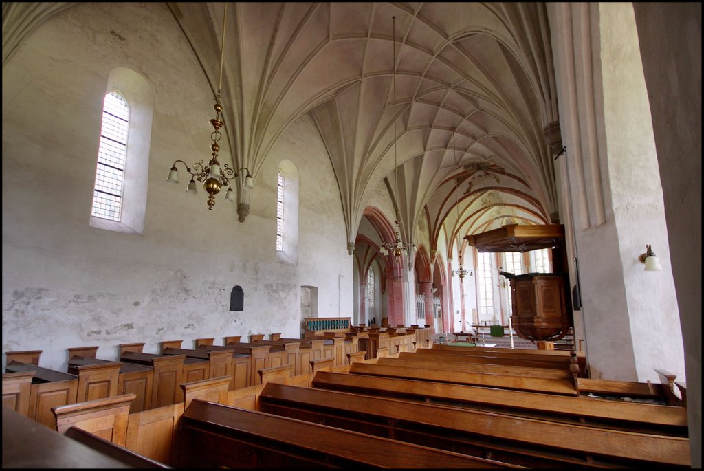 Loppersum Hervormde kerk: Interieur naar het noord oosten by © Dennis Wubs