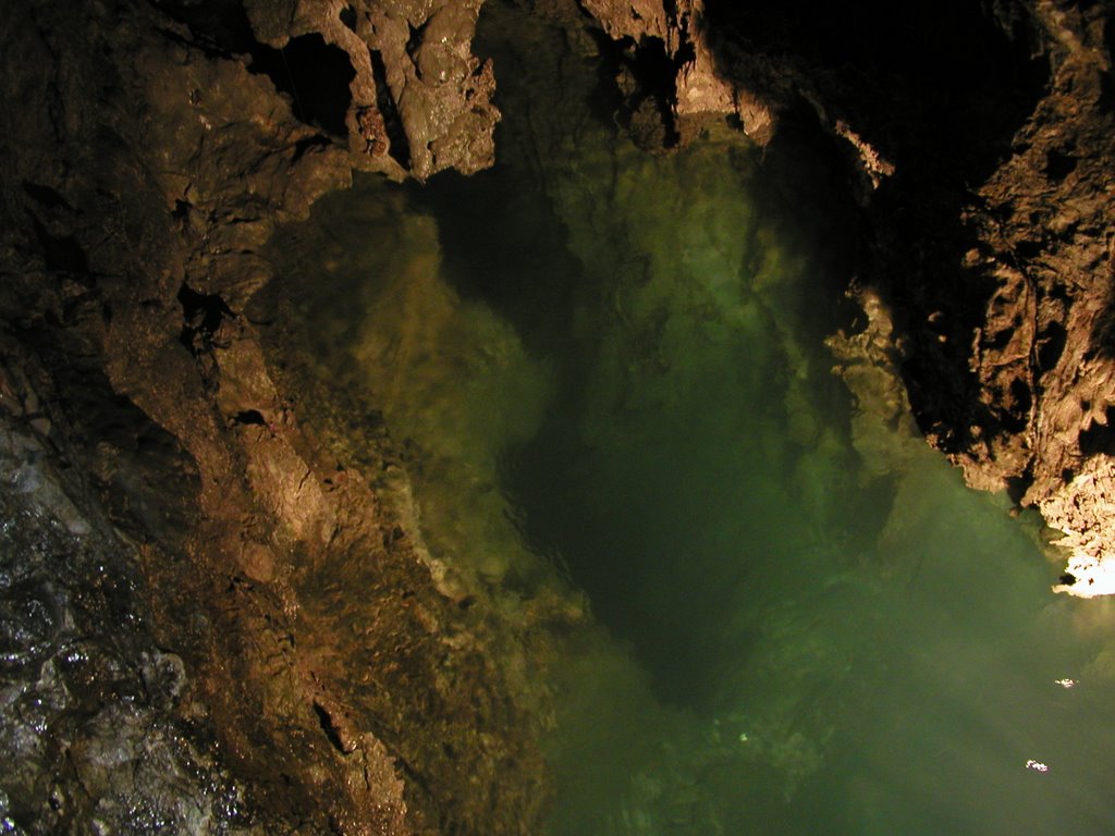 龍泉洞地底湖：Lake in cave by seizin