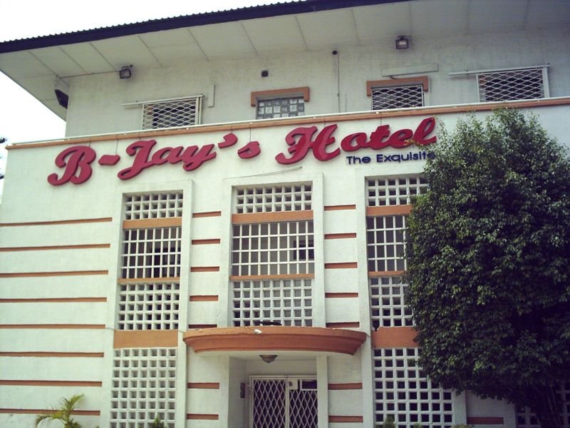 B jays hotel by pompoiman