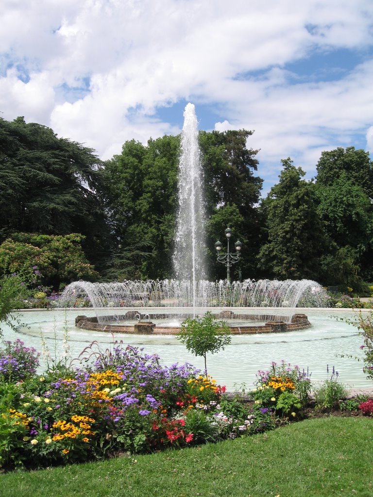 Toulouse: square du Bouligrin, la fontaine by jimbal