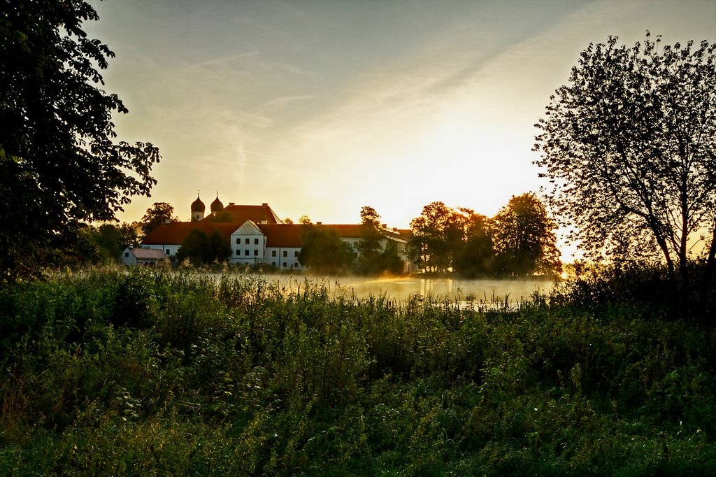 Klosterhotel Seeon bei aufgehender Sonne by Hartl