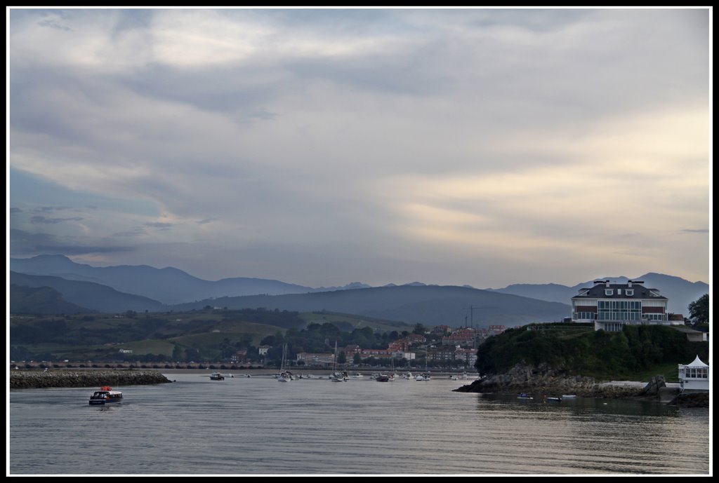 San Vicente de la Barquera by Jose Hinojosa