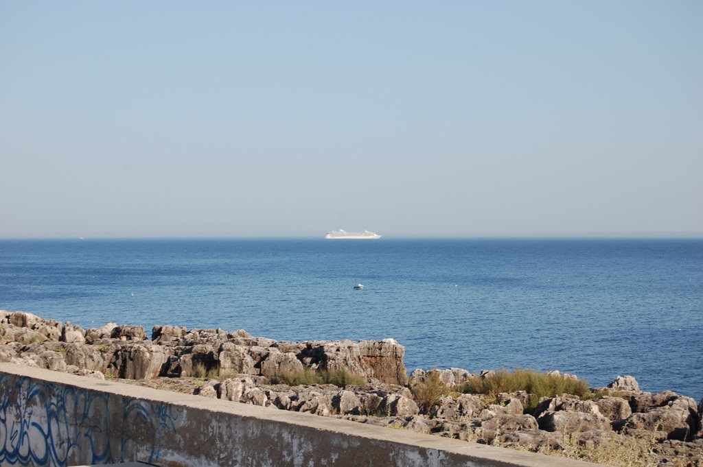 Crucero saliendo de lisboa by victor m valencia