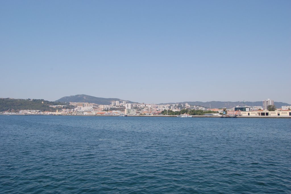 Vista de setubal desde el ferry by victor m valencia