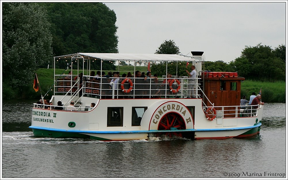 Seiten-Raddampfer "Concordia II" unterwegs zwischen Harlesiel und Carolinensiel, Ostfriesland by Marina Frintrop