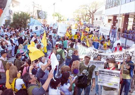 Masiva marcha frente a Casa de Gobierno - 14/8/09 by nicofsa