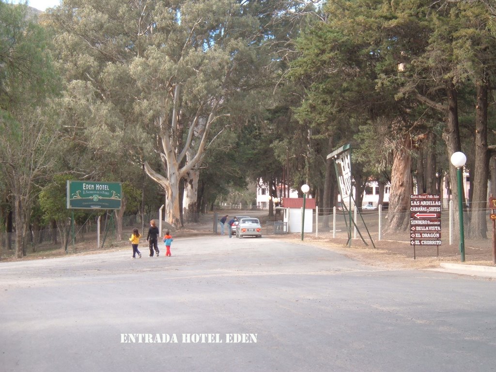 Entrada al Edén Hotel by jorge luis m.