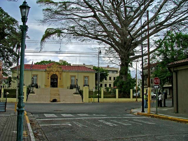 Casa Amarilla by Roberto Garcia