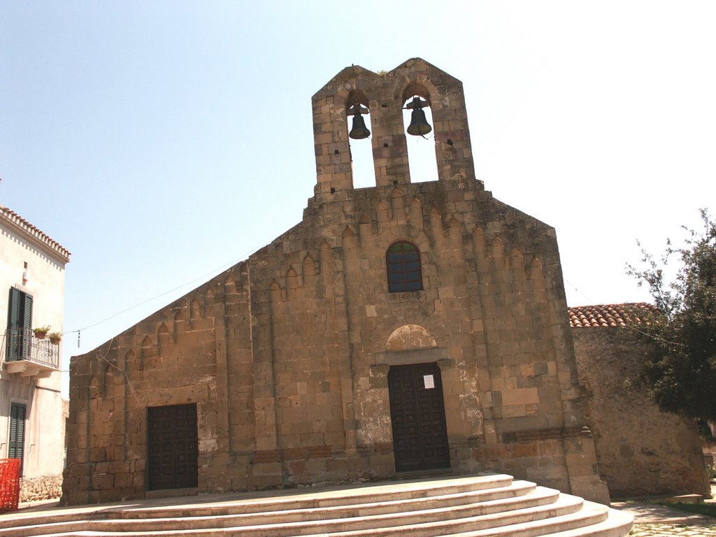 San Pietro, chiesa romanica costruita dopo il 1250 con arenaria e trachite. In origine, mononavata con abside alla quale fu aggiunta una navata più piccola con abside su lato nord. by Pietrino M.