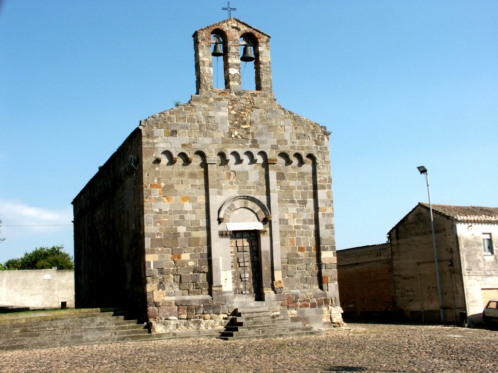 San Geminiano, chiesa romanica costruita dopo il 1250, in trachite. Risulta mononavata con abside semicircolare by Pietrino M.